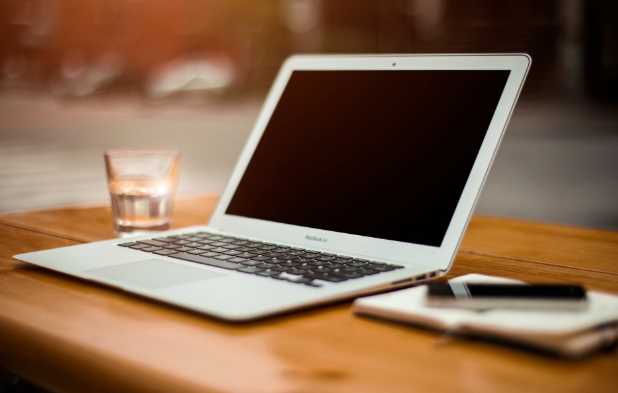 笔记本重装系统后开机黑屏但是有开机音乐如何解决？