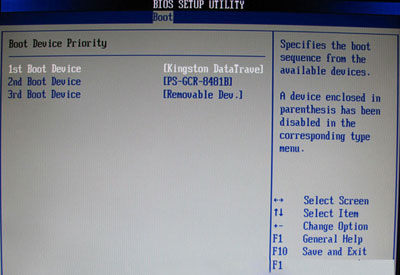 选择U盘为第一启动设备“1st Drive”